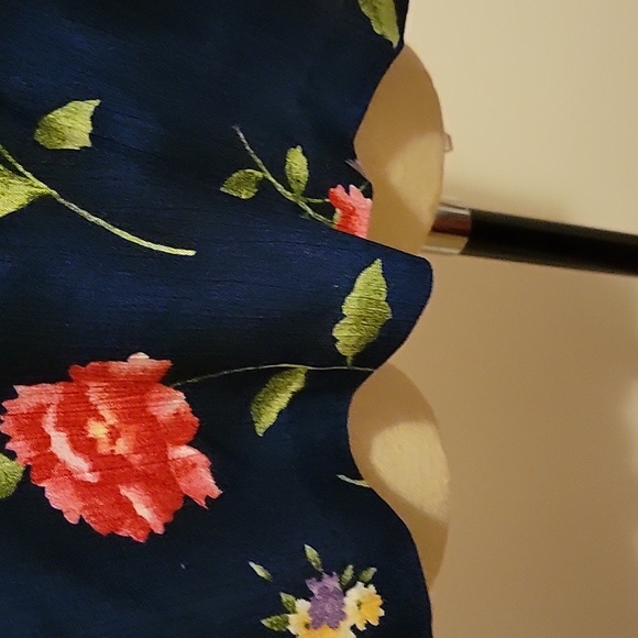 NWT: Jaclyn Smith Floral Keyhole Neck Shirt - Picture 4 of 9